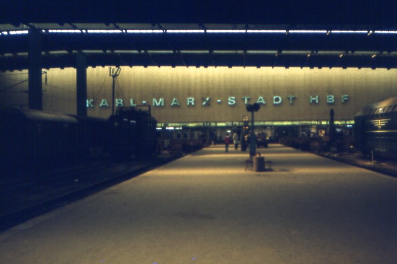 Blick vom Bstg. 5 auf die Stirnwand ber dem Querbahnsteig. Heute ist dort Werbung.