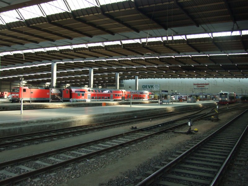 Blick in die Chemnitzer Bahnhofshalle vom Bahnsteig 1/2 aus.
Links im HIntergrund schwach zu erkennen ist der RE 3793 nach Dresden, davor die RB 17516 nach Elesterwerda ber Mittweida am Gleis 6, und ganz rechts die Citybahn (CB) nach Burgstdt am Gl. 2.

Was leider hier nur schlecht rber kommt: An der Lngswand hinten stehen so viele gewerbl. nutzbare Rume leer, dass es schon nicht mehr schn mit anzusehen ist. Da war frher mal die Bahnhofsmssion drin, einige schne Geschdte, sogar ein Spielzeugladen.
Geht man heute durch den gesamten Bahnhof, denkt man, man wre allein, obwohl man inmitten einer Grostadt auf deren Hbf ist!
Chemnitz Hbf, am 14.5.08