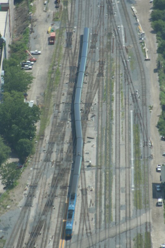 Blick vom CN Tower am 3.8.2009 in Richtung Osten. Ein einfahrender VIA-Rail-Zug mit Doppelbespannung kurz vor der Einfahrt in die Union Station in Toronto.