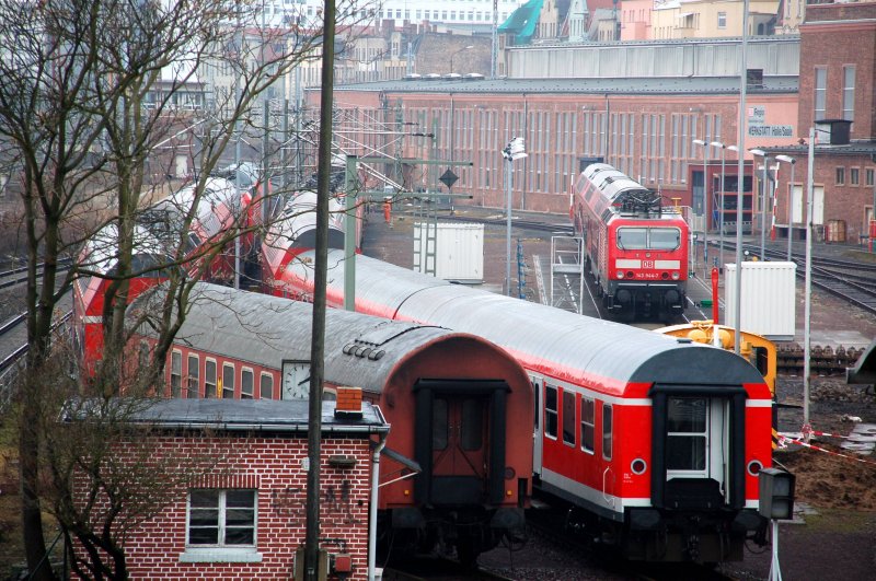 Blick in das DB-Regiowerk von Halle(S). Fotografiert von einer Stra�enbr�cke!