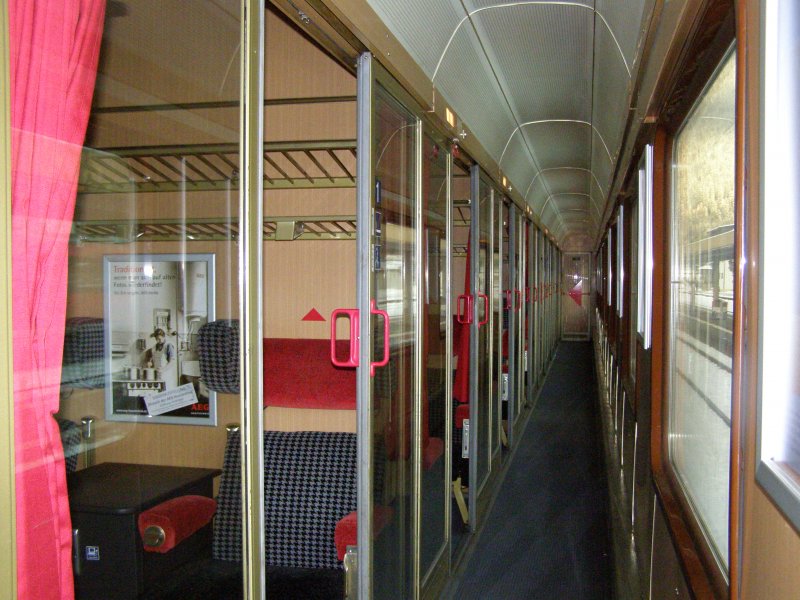 Blick durch den Abteilwagen der ersten Klasse eines ALEX.