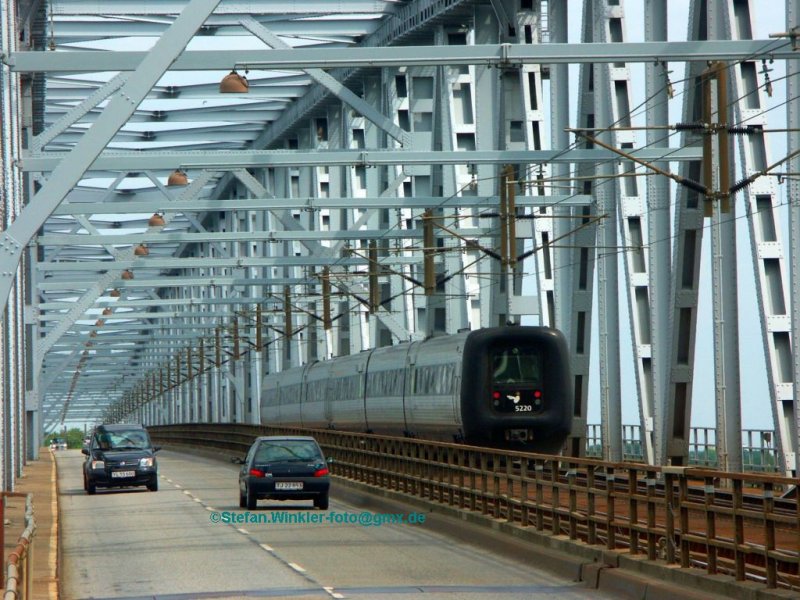 Blick  durch  die Alte Kleinbeltsbrcke zwischen Jtland und Fnen. Ein IC 3 fhrt gerade hinber Richtung Fredericia. Juni 2009.