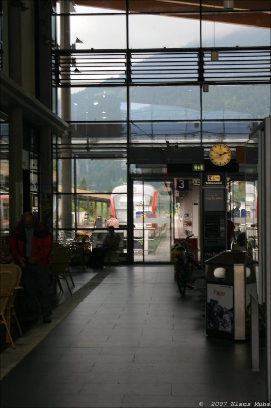 Blick durch die Bahnhofshalle in Oberstdorf auf die Bahnsteige. 21.07.2007