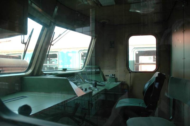 Blick durch ein Seitenfenster in den Fhrerstand einer Elektrolokomotive der Baureihe 1046 (auf dem Gelnde der GEG in Ampflwang am 26.3.2005)