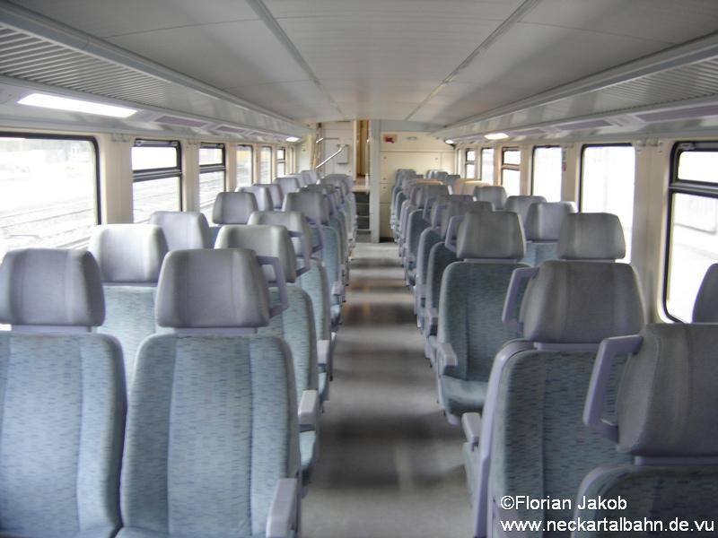 Blick durch den Fahrgastraum eines Doppelstockwagens(DBz 751), neben gewhnlichen Reihensitzen sind auch Sitzpltze in vis--vis Anordnung vorhanden.