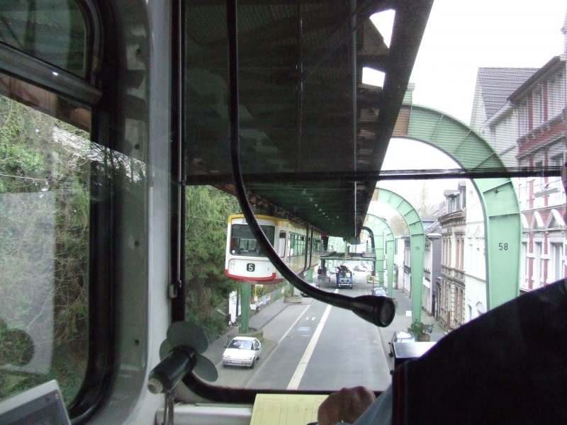 Blick durch den Fhrerstand auf eine entgegenkommende Bahn.Aufgenommen am 02.04.07 kurz nach der Ausfahrt aus der Station Vohwinkel.