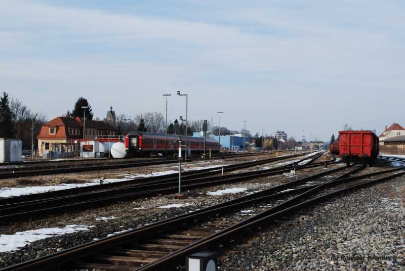 Blick von ehemaligen Gterbahnhof auf das sdliche Vorfeld in Richtung Norden (Bahnhof) am 01.03.09. links die Betriebsstelle, in welcher immer wieder 650, 642, 612 und 218 abgestellt werden. An das Gebude schloss frher noch ein Ringlokschuppen an. Hinter dem Gebude kommt die Lindauer Strecke herein. Das ehemalige GBf-Gelnde ist seit Aufgabe durch die DBAG frei zugnglich und wird hauptschlich von Lkw-Fahrern zum Nchtigen benutzt. Man kann hier sehr gut alle Zge nach/von Kempten fotographieren. Navi-Benutzer geben einfach die Anschrift  Am Gterbahnhof  ein.