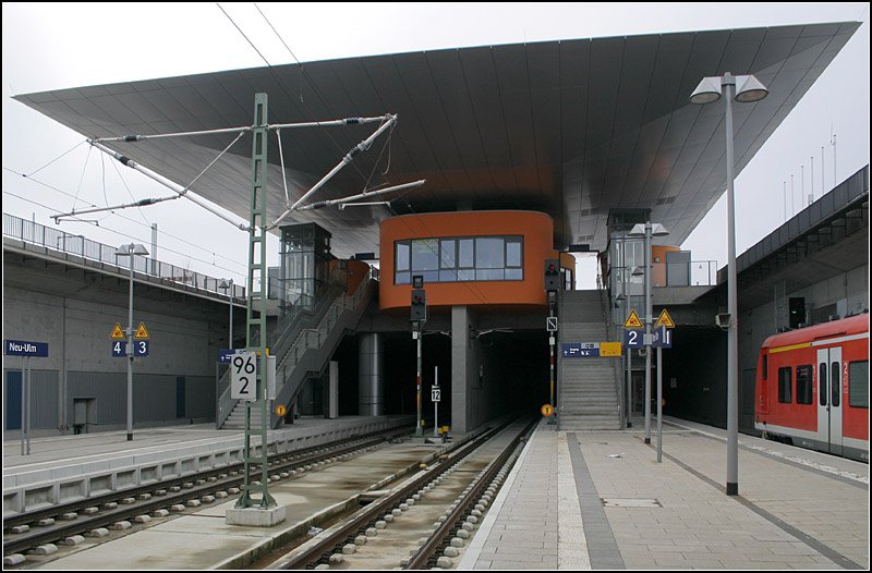 Blick vom einem der Bahnsteige hinauf zum neuen Bahnhofsgebäude. 

15.03.2008 (M)