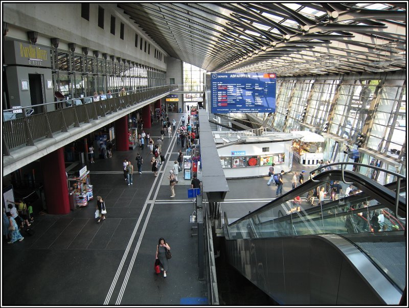 Blick in die Empfangshalle des Bahnhof von Luzern. (18.07.2007)