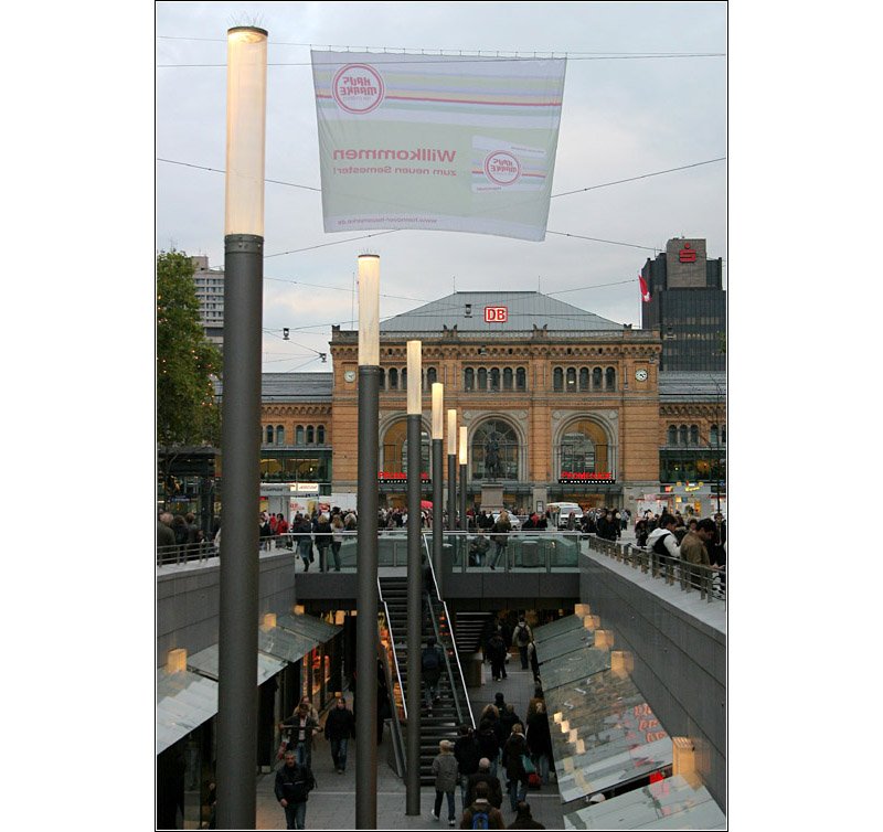 Blick entlang der Bahnhofstraße auf das Bahnhofsgebäude des Hbf Hannover. Im Zuge des U-Bahnbaues in den siebziger Jahren, wurde eine nach oben offene Fußgängertiefebene mit Einkaufsmöglichkeiten geschaffen. Diese reicht vom Kröpcke bis auf die andere Seite des Bahnhofes, wo sich der U-Bahnhof  Hauptbahnhof  befindet. Unter den Gleisen des Hauptbahnhofes befinden sich daher zwei Fußgängerebenen. 

03.11.2006 (M)