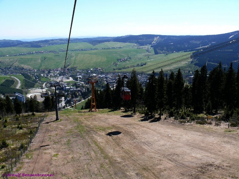 Blick vom Fichtelberg: Die Luftseilbahn und der parallele Sessellift fhren hinter nach Oberwiesentahl.

11.05.08

