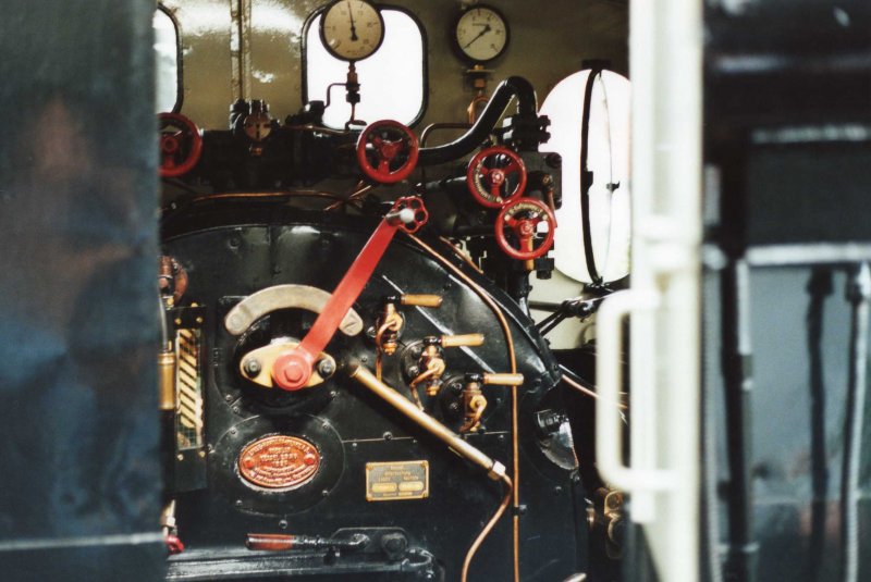 Blick in das Fhrerhaus durch die geffnete bergangstr zu den Waggons der Lok 89 6237.
(Foto: 2007)
