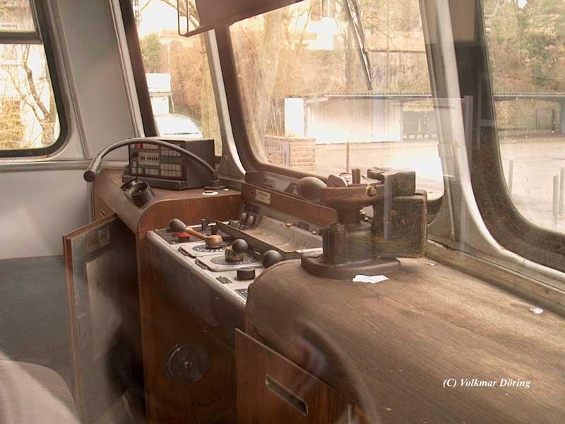 Blick in den Fhrerstand von  Ferkeltaxe  971 665 - Bad Karlshafen, 28.03.2005