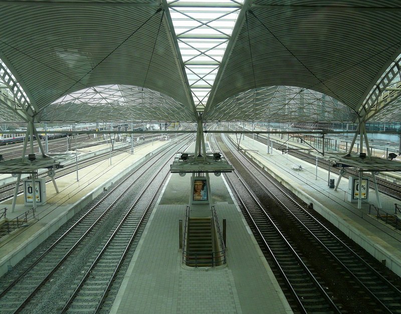 Blick von der Fugngerbrcke auf die Bahnsteige und die Gleise in Richtung Lttich des Bahnhofs von Leuven/Louvain. 09.03.08