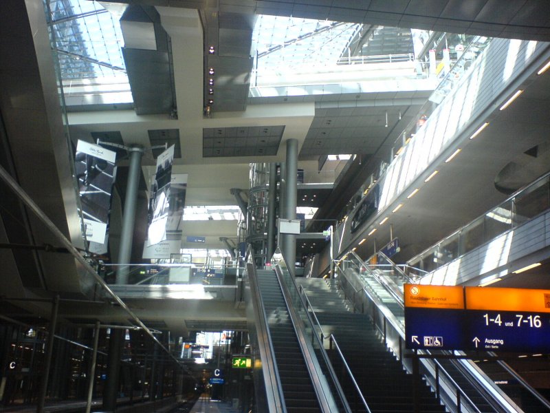 Blick von ganz unten bis ganz nach oben. Der Berliner Hauptbahnhof. Aufgenommen am 24.05.06