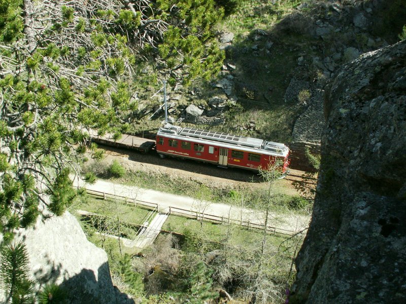 Blick vom Gletschergarten auf einen Triebwagen ABe 4/4 auf der Fahrt nach Poschiavo.Cavaglia 09.05.07