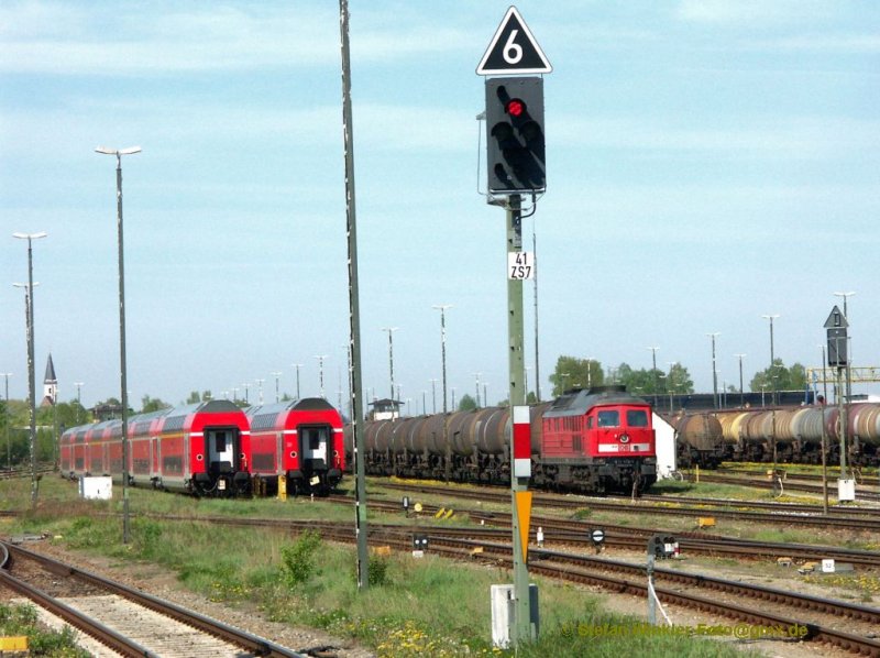 Blick in die G�tergleise von M�hldorf am �nn. Bei der S�dostbayernbahn herrscht reger G�terverkehr. Hier steht eine 232 abfahrbereit im Gbf. Aufnahme vom 25.04.2009.