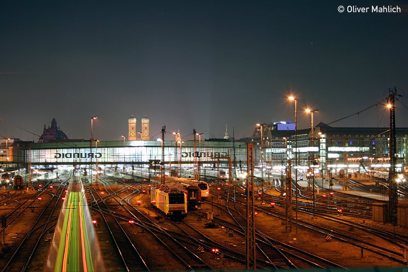 Blick von der Hackerbrcke auf den Hauptbahnhof am Abend des 29. Dezember 2006