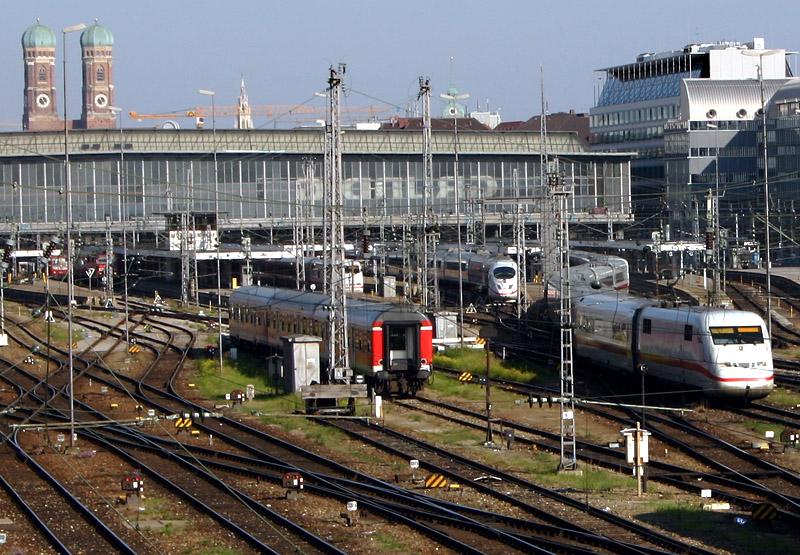 Blick von der Hackerbrücke auf den Münchner Hauptbahnhof. Ein ICE 2 schlängert sich aus dem Bahnhof, während unser ICE 3 und ein ICE 1 noch auf die Abfahrten warten. 

05.09.2005 (M)
