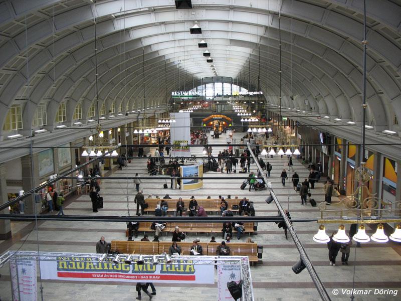 Blick in die Halle des Stockholm Central (Hauptbahnhof) bei Tageslicht - 16.03.2006

