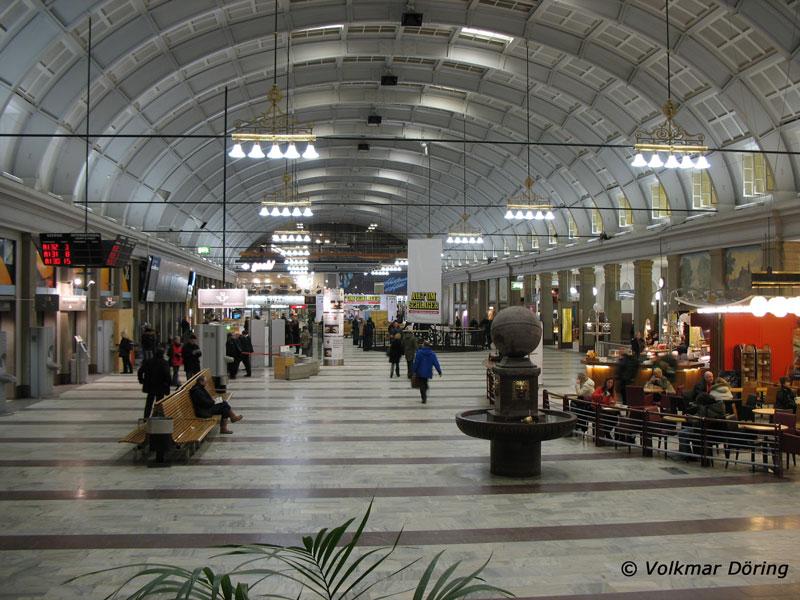 Blick in die Halle des Stockholm Central (Hauptbahnhof). Die Beleuchtung macht es hier am Abend fast genau so hell wie tagsber - 14.03.2006
