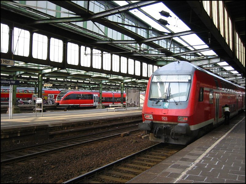 Blick in die Halle von Duisburg Hbf am 16.09.2006.