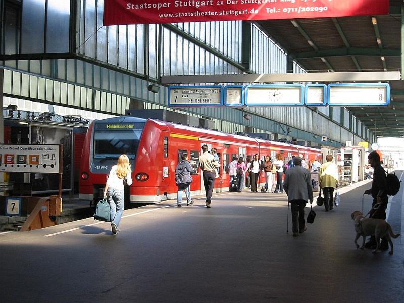 Blick in die Halle von Stuttgart Hbf, wo an Gleis 7 ein RE nach Heidelberg bereit steht. Die Aufnahme stammt vom 24.09.2005.