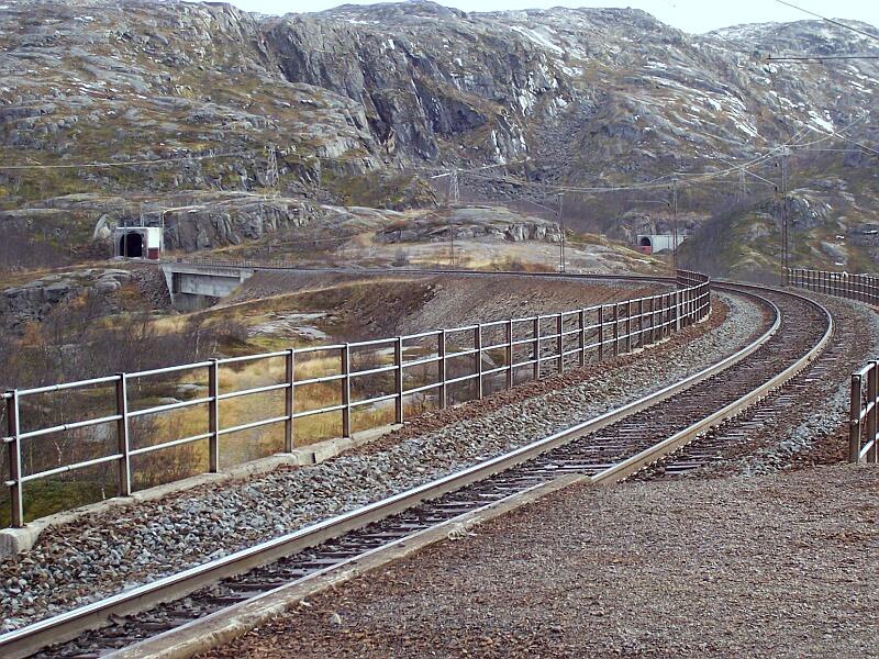 Blick von der Haltestelle Ssterbekk auf die neue Trasse in Richtung Katterat, vorn das Gelnder der 1.Betonbrcke, dahinter die 2.Betonbrcke und die beiden Tunneleingnge, nach dem zweiten Tunnel kommen beide Trassen wieder zusammen. Aufgenommen am 10.10.2006