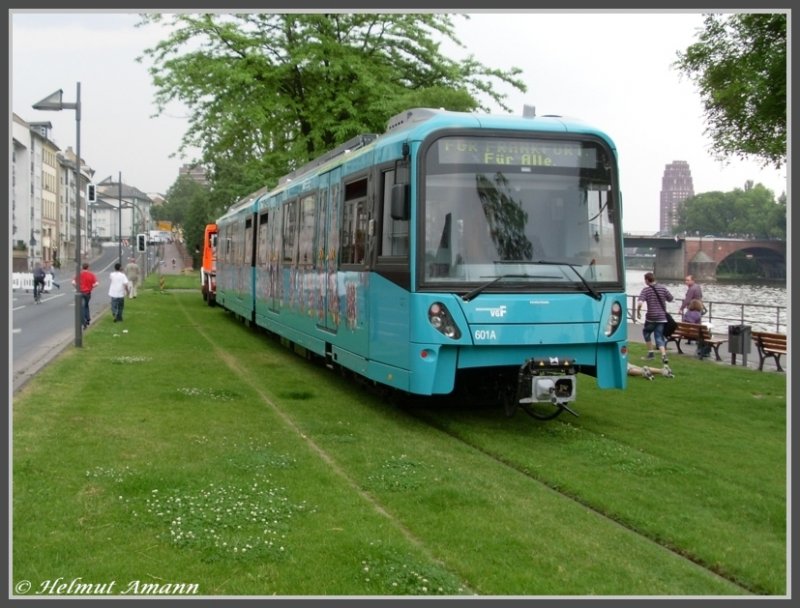Blick von hinten auf den ersten neuen Stadtbahntriebwagen vom Typ U5 (so die betriebsinterne Bezeichnung) am 29.05.2008 beim Abtransport nach der offiziellen Pr�sentation f�r die Bev�lkerung, die seitens der Verkehrsgesellschaft Frankfurt am Main (VGF) als Volksfest mit St�nden f�r Essen und Trinken und einer B�hne mit musikalischen Darbietungen inszeniert wurde.