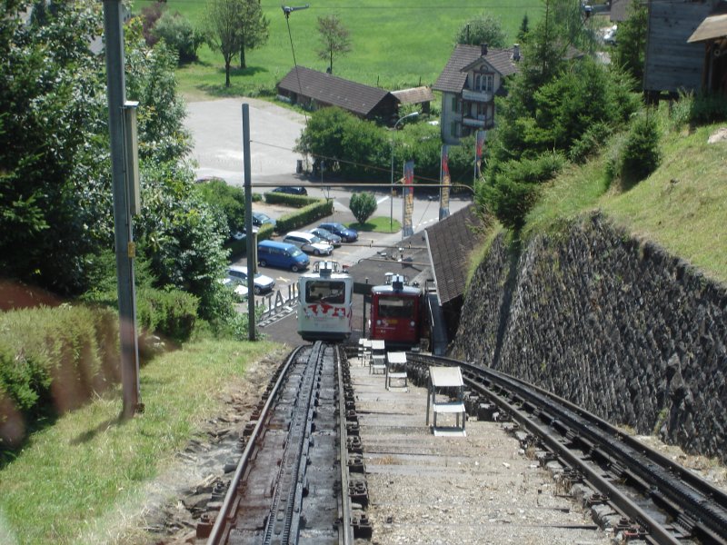 Blick hinunter nach Alpnachstadt. Rechts das Gleis wo die Triebwagen abgestellt werden