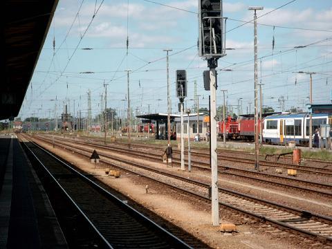 Blick  in  den Bf Cottbus vom Bahnsteig 1 aus. Diese leeren Gleise gibt es auch noch nicht lange. Gaaanz hinten ist das Stw. W 20 zu sehen.