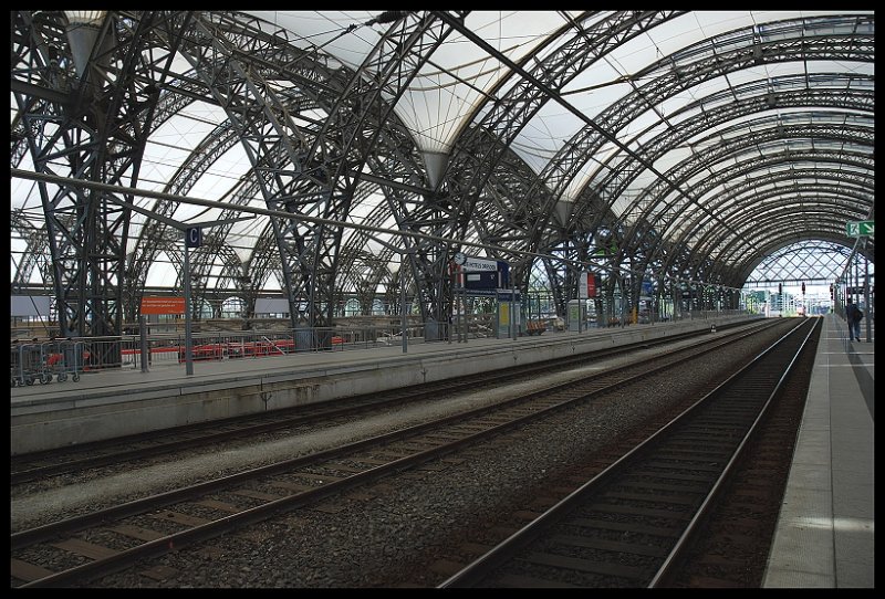 Blick In Den Bahnhof Dresden-Hbf Hochgleisanlage Das Dach Ist Mit Einer Teflonbeschichteten Glasfaser-Membran 25.08.07