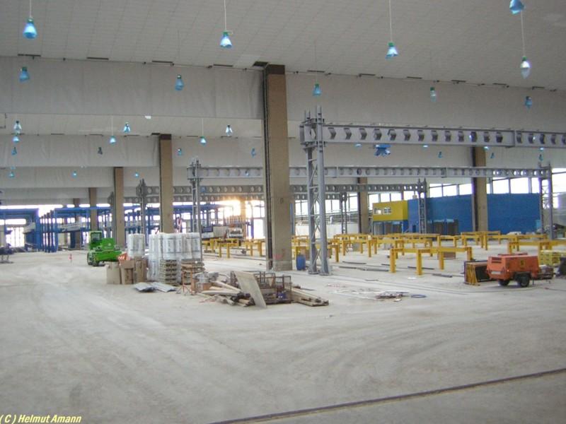 Blick in das Innere der Halle des ehemaligen Postbahnhofes in
Frankfurt am Main, die dort entstehende neue S-Bahn-Werkstatt
l�sst am 02.10.2005 erste Konturen erkennen.
