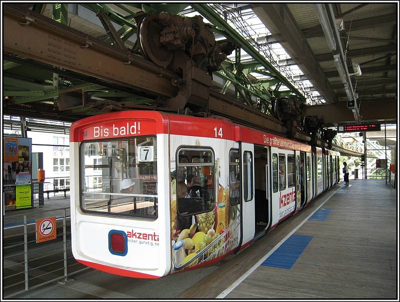 Blick ins Innere der Schwebebahn-Station am Zoo und Stadium mit einer gerade eingefahrenen Schwebebahn. (16.08.2008) 