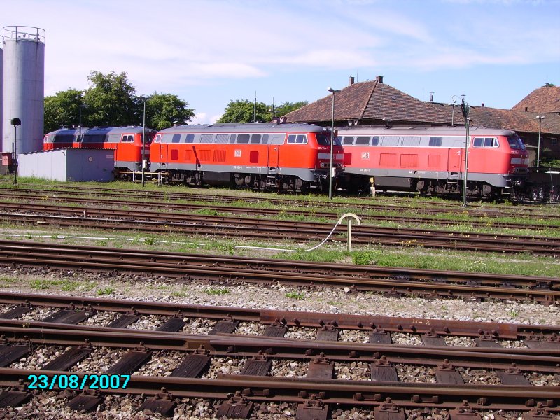 Blick ins  Klein-BW  des Lindauer Hauptbahnhofs: 3 x BR 218 ruhen sich in der wrmenden Sonne aus. Sie haben die Umleiter-Nachtzge nach Lindau Hbf gebracht.
23.08.07