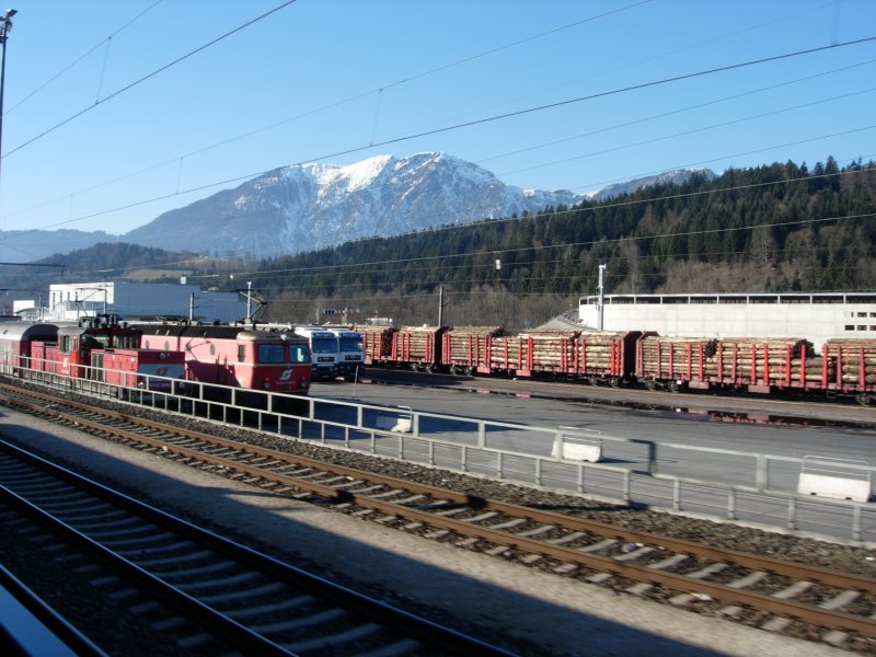 Blick ins Terminal Gterumschlagzentrum Wrgl. Hier werden unter anderem auch LKW auf die Rola ber den Brenner verladen. 
