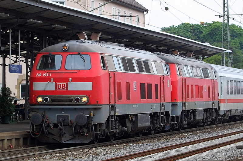 Blick in den Juni: Am 28.6.2009 konnte ich in Plochingen 218 193-1 der RAB zusammen mit einer Schwesterlok beim Heranrollen an den Bahnsteig optisch festhalten.