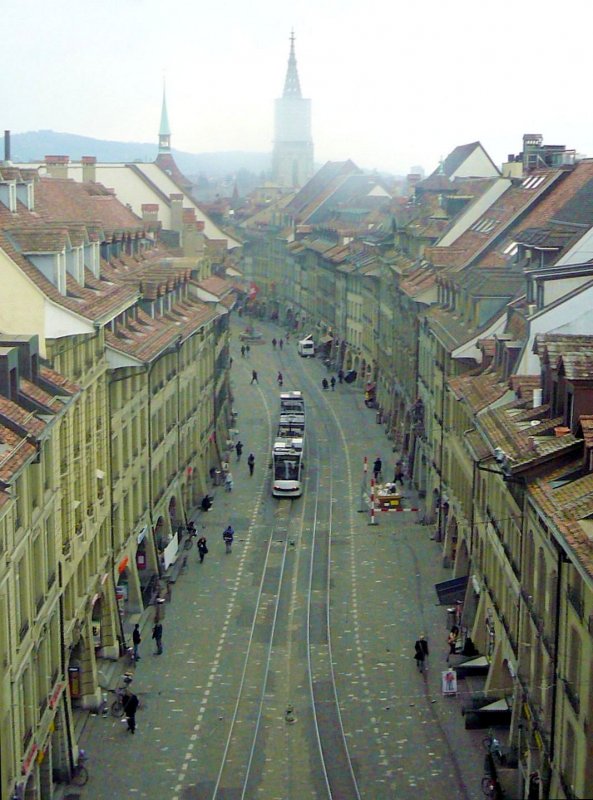Blick vom Kfigturm: Ganz weit unten schlngelt sich die weisse Nr. 756 durch die Marktgasse. 30.Mrz 2009.