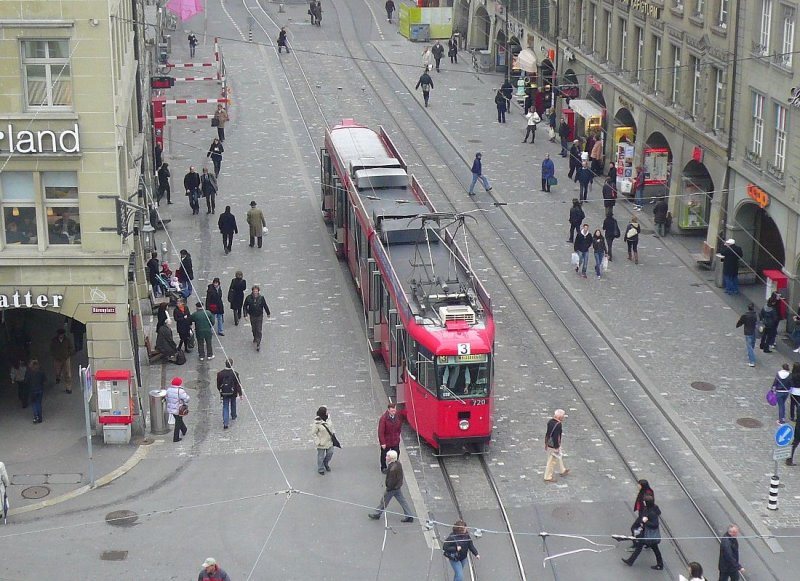 Blick vom Kfigturm: Nr. 720 auf der Linie 3 wartet am Brenplatz. 30.Mrz 2009.