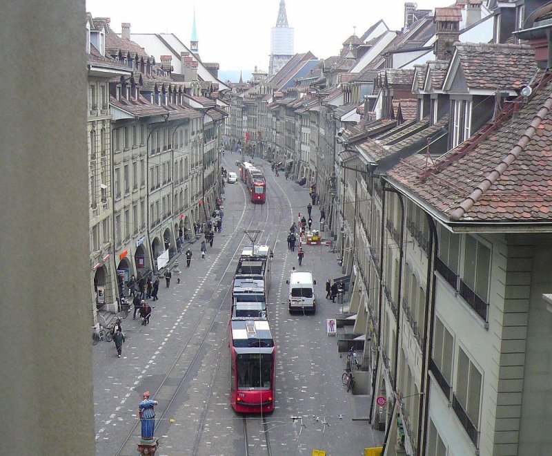 Blick vom Kfigturm: Nr. 759 (rechts) begegnet Nr.721 mit Anhnger 323 in der Marktgasse. ((Der Kfigturm wurde nicht als billiger Photoposten missbraucht; ich habe dort die sehr lohnende Ausstellung besucht.))30.Mrz 2009.