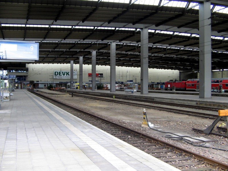 Blick in den Kopfteil des Hauptbahnhofes Chemnitz. 20.08.06
Etwa da wo die 114er steht, hatte 75 515 brigens 1983 ihren Rangierunfall der sie reichlich ramponierte.
