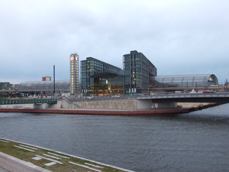 Blick vom Ludwig-Erhard-Ufer gen Norden auf den Berliner Hbf., sptnachmittags.
Mittwoch, den 12.3.08.