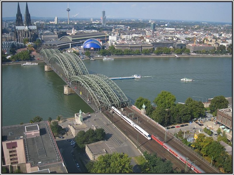 Blick von der ffentlichen Panoramaplattform auf dem Dach des Hochhauses KlnTriangle auf die Hohenzollernbrcke und den Bahnverkehr. (16.09.2007)