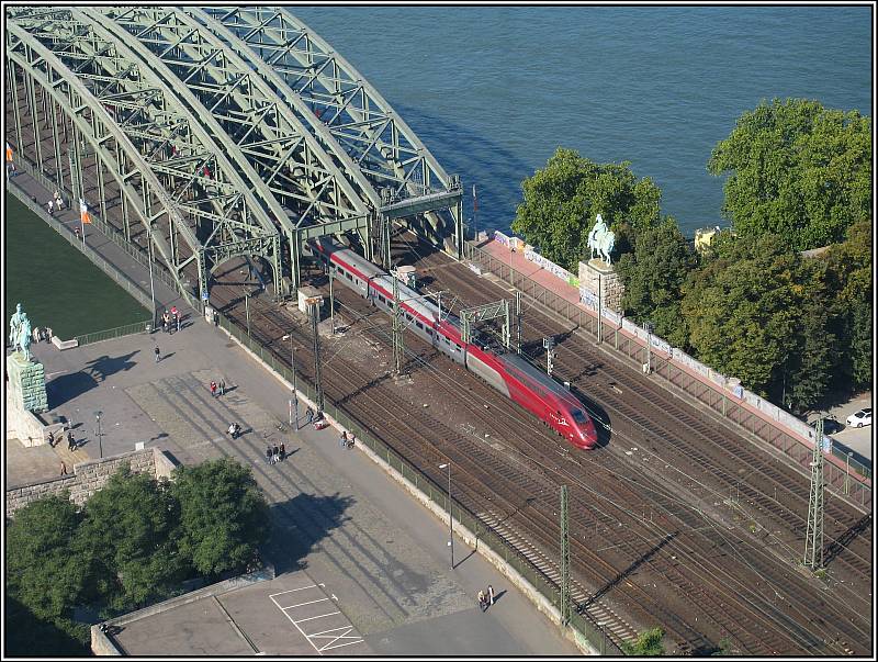 Blick von der ffentlichen Panoramaplattform auf dem Dach des Hochhauses KlnTriangle auf die Hohenzollernbrcke am 28.09.2008 um 11:59 Uhr. Ein aus Richtung Kln Hbf kommende Thalys verlsst gerade die Brcke.