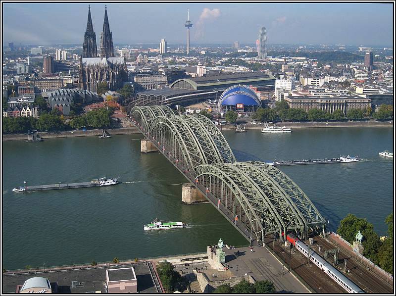 Blick von der ffentlichen Panoramaplattform auf dem Dach des Hochhauses KlnTriangle auf die Hohenzollernbrcke am 28.09.2008 um 11:54 Uhr. 