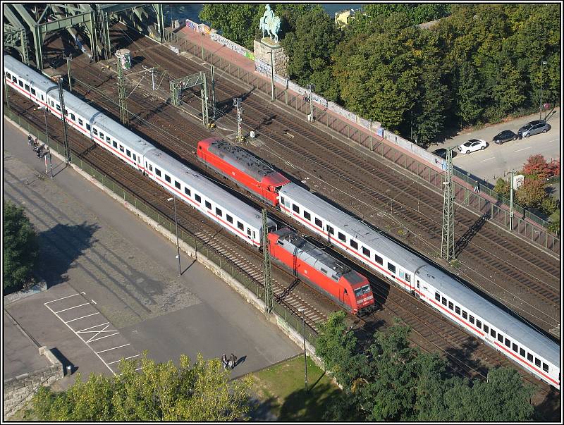 Blick von der ffentlichen Panoramaplattform auf dem Dach des Hochhauses KlnTriangle auf die Gleise zwischen dem Bahnhof Kln-Deutz und der Hohenzollernbrcke am 28.09.2008 um 11:53 Uhr. Zwei IC begegnen sich, der eine mit der BR 120 von den beiden Bildern zuvor sowie ein weiterer mit einer BR 101.