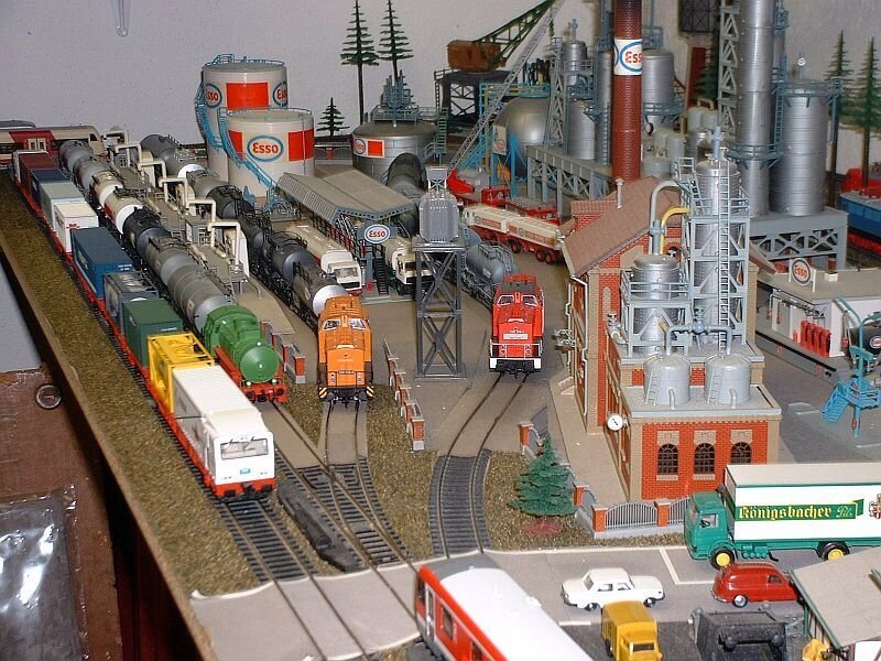 Blick in die lraffinerie, hier sind gut die 3 Werksgleise zu erkennen, 2 an der Abfllanlage und 1 direkt in's Werksgelnde, ganz links das Zustellgleis.