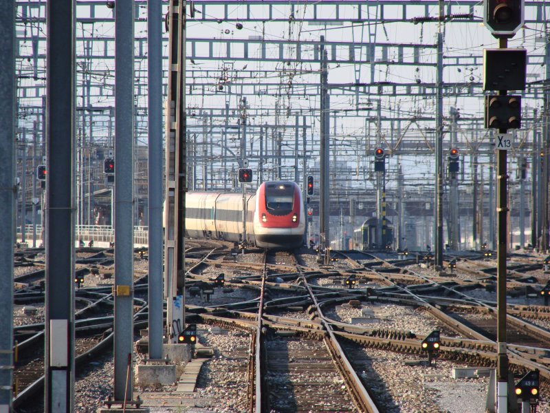 Blick vom Perron des Zrcher Hauptbahnhofs whrend dem sich ein ICN nhert.