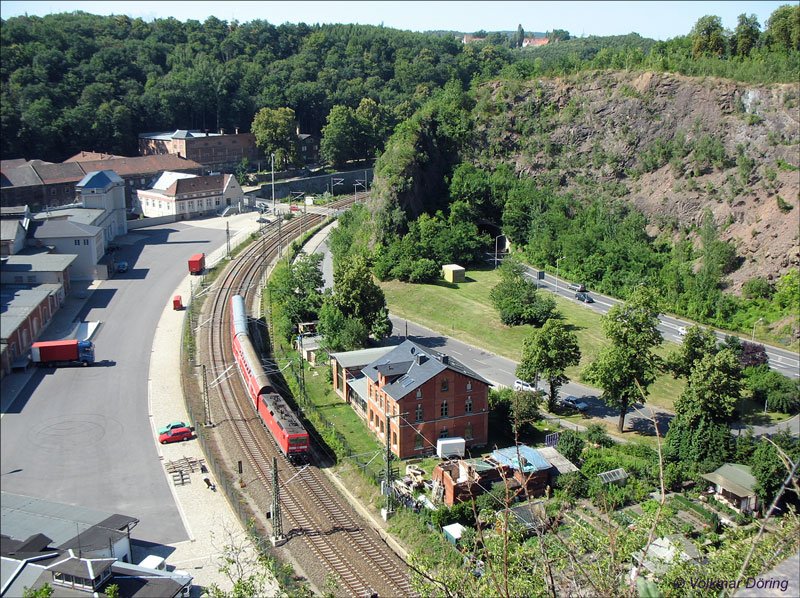 Blick in den Plauenschen Grund, wo eine 143 die S-Bahn nach Tharandt schiebt - Dresden, 5.07.2006
