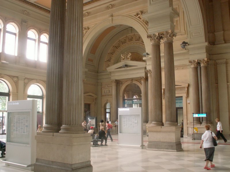Blick in die pompse Eingangshalle vom Bahnhof Trieste-Centrale.03.06.08